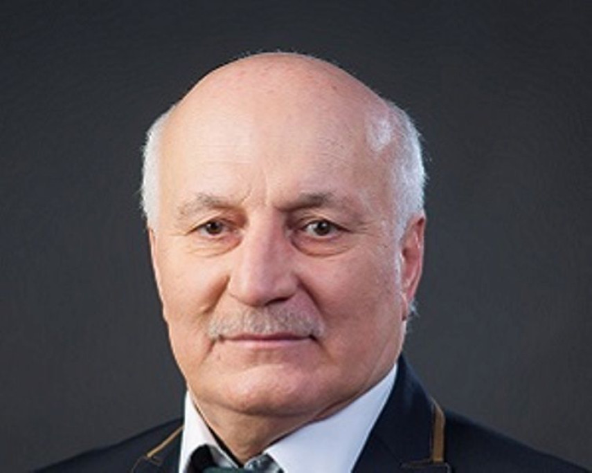 Художественный руководитель Зулумхан Зулумханович Хангереев