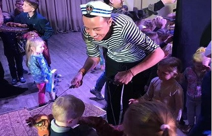 «Носорог и жирафа». Народный театр куклы и актера «Саквояж» Романа Соколовского «Носорог и жирафа». Народный театр куклы и актера «Саквояж» Романа Соколовского