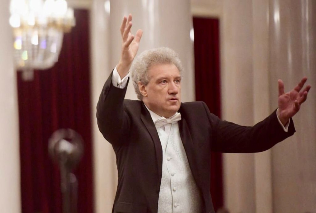 Дирижер Андрей Аниханов