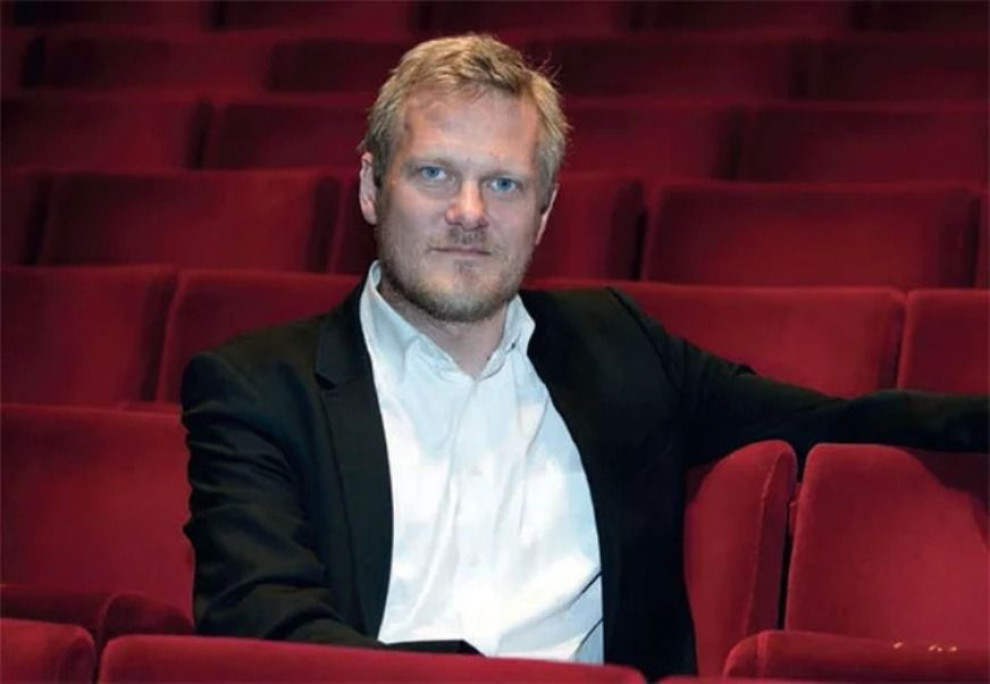 Режиссер Каспер Хольтен