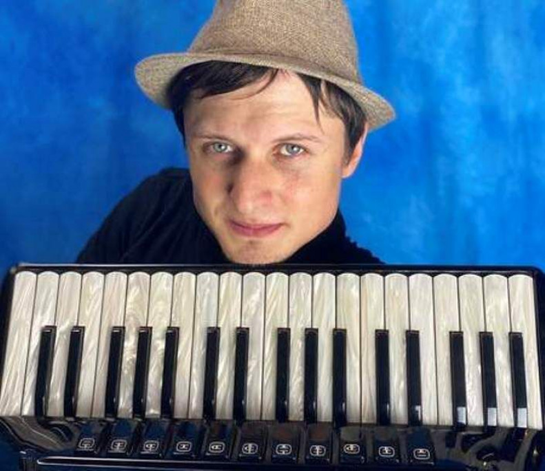 Музыкант Дмитрий Карев