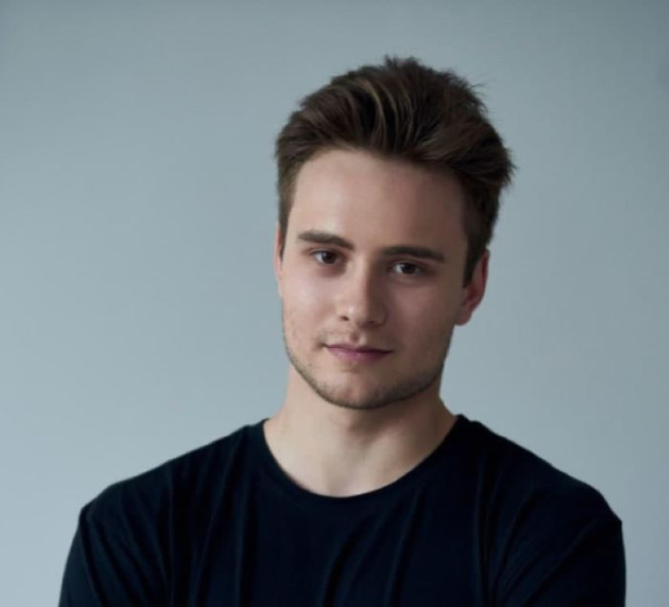 Актер Алексей Сармометов
