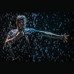 Шоу под дождем