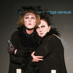 Две дамочки в активном поиске