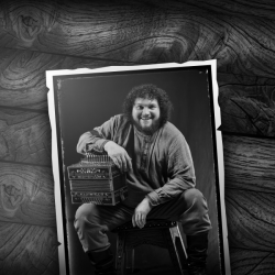 И поет мне в землянке гармонь....