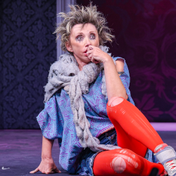 Scene from «Мужчина с доставкой на дом»