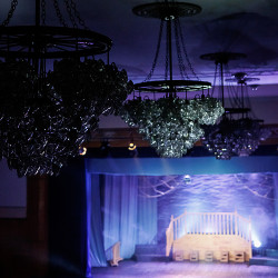 За занавесом