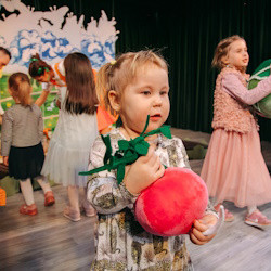 Scene from «Our lovely garden («Наш весёлый огород» на английском языке)»