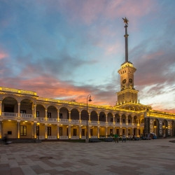 Живописный круиз на теплоходе из Дмитрова в Москву на День Победы (Дмитров – Мемориал Перемиловские Высоты – теплоходная прогулка под военные песни, с обедом от капитана и салютом на Северном Речном вокзале)