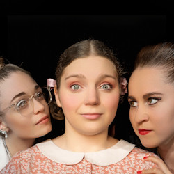 Cцена из «Искусство, или Три женщины на грани нервного срыва»