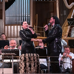 Святая к музыке любовь...