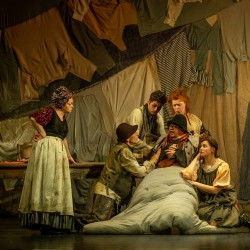 Cцена из «Голодранцы или Аристократы?»