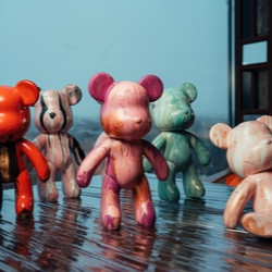 Роспись мишки Bearbricks в технике флюид-арт