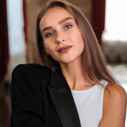 Анна Теплова