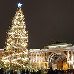Новогодняя сказка Петербурга: тайны балов, блеск елок и городские забавы