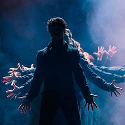 Шоу под дождем