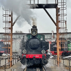 Поезд следует в депо (пешеходная, с посещением уникального действующего паровозного депо и музейного вокзала)