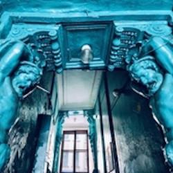 Петербург за закрытыми дверями: парадные лестницы и дворы-колодцы