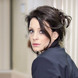 Барлығына арналған бір порно кремі Ол кискасын көрсетті