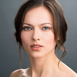 Үлкен азиялық кеуделерді шайқайтын бейнелер Емізік сақиналары, лабия және клиторлық пирсингтер