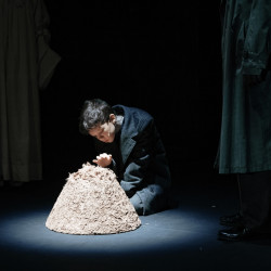 Cцена из «Благоволительницы»