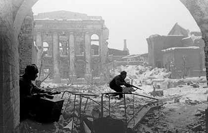 Cцена из «Живые и мертвые. Солдатами не рождаются»