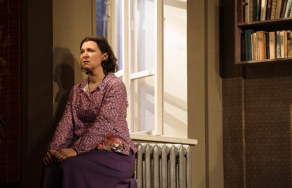 Cцена из «Под одной крышей (Т. Кравченко, О. Железняк и др.) Московский театр «Ленком»»