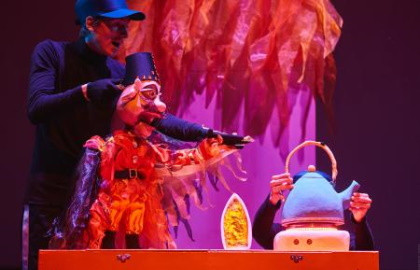 Cцена из «Сказка про царя коварного и Вовку-пожарного»