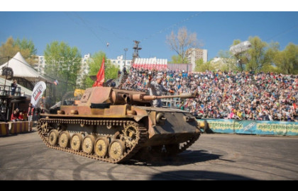 Шоу Монстр Траки против Танков