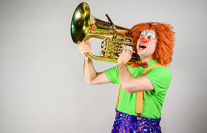 Клоун-дирижер и симфонический оркестр