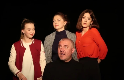 Cцена из «Лжецы в доме»