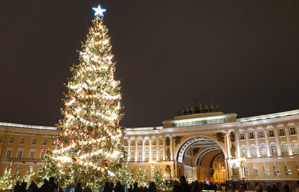 Новогодняя сказка Петербурга: тайны балов, блеск елок и городские забавы