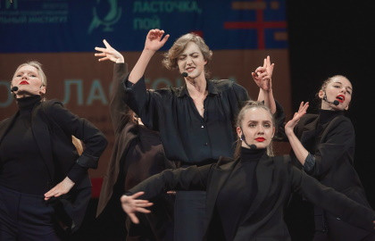 Scene from «Гала-концерт IV фестиваля актёрской песни «Пой, ласточка, пой!»»