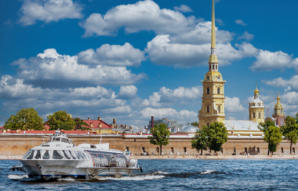 Полуденный выстрел с Невы: каналы, крепость и живая традиция Петербурга