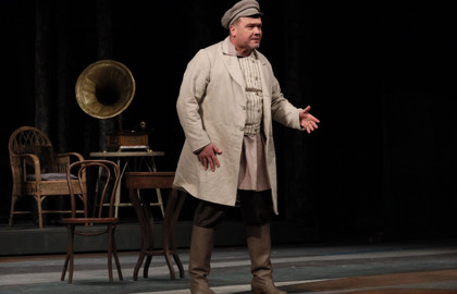 Scene from «Светит, да не греет»