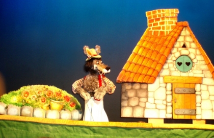 Cцена из «Три поросенка и волк»