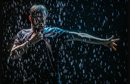 Шоу под дождем