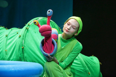 Scene from «Сказка про самого длинного червяка»