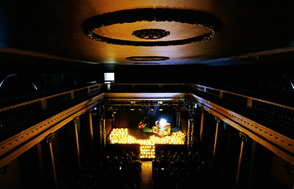 Орган и дудук при свечах