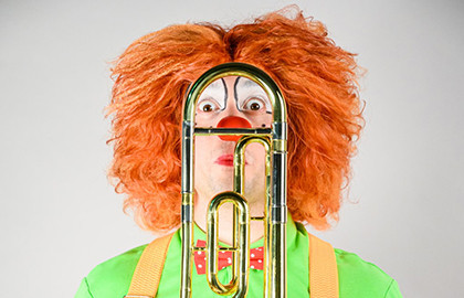 Клоун-дирижер и Оркестр народных инструментов