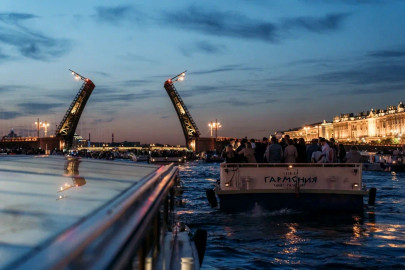 Разводные мосты: ночная прогулка по рекам и каналам к Дворцовому и Троицкому мостам