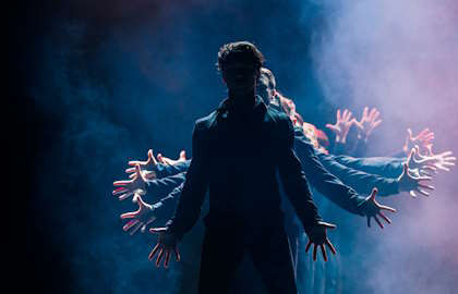 Шоу под дождем