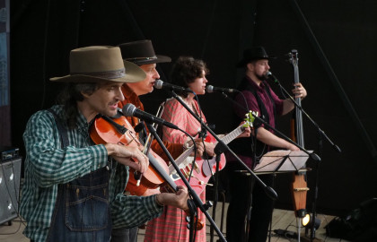 Cцена из «Кантри — музыка Дикого Запада. Трио «Зверобой»»