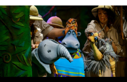 Любопытный слонёнок