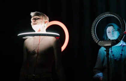 Scene from «Это все она»