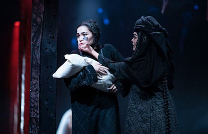 Әйелі ғашықтарды ұстайды