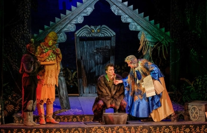 Cцена из «Как Баба-Яга сына женила»