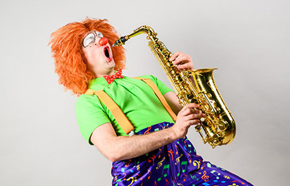 Клоун-дирижер и симфонический оркестр