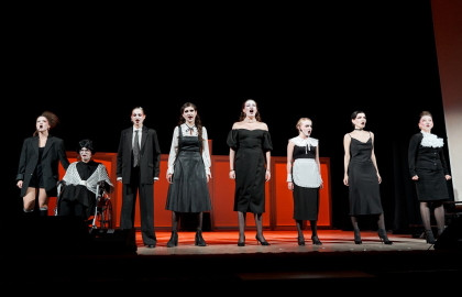 Cцена из «Восемь любящих женщин»