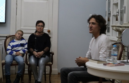 Cцена из «Семейная гостиная «Come In / Камин»»